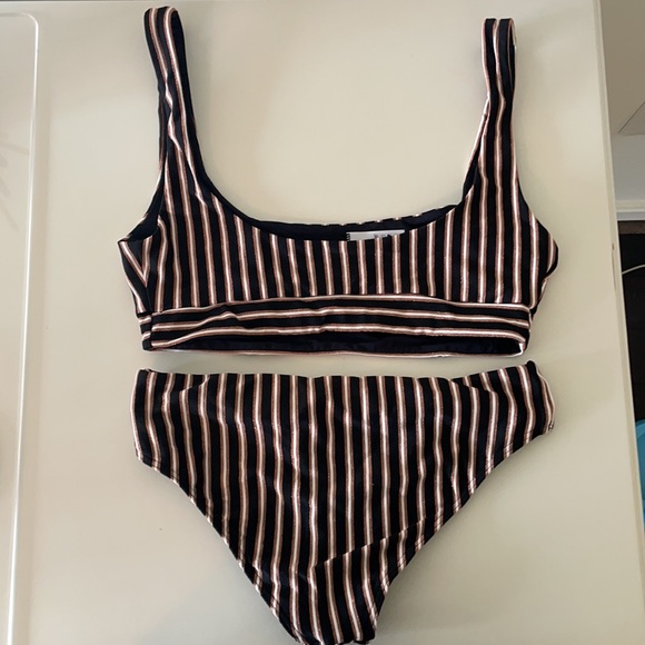 L-Space bikini. Great condition. Top-M/Bottoms-S - Picture 2 of 2